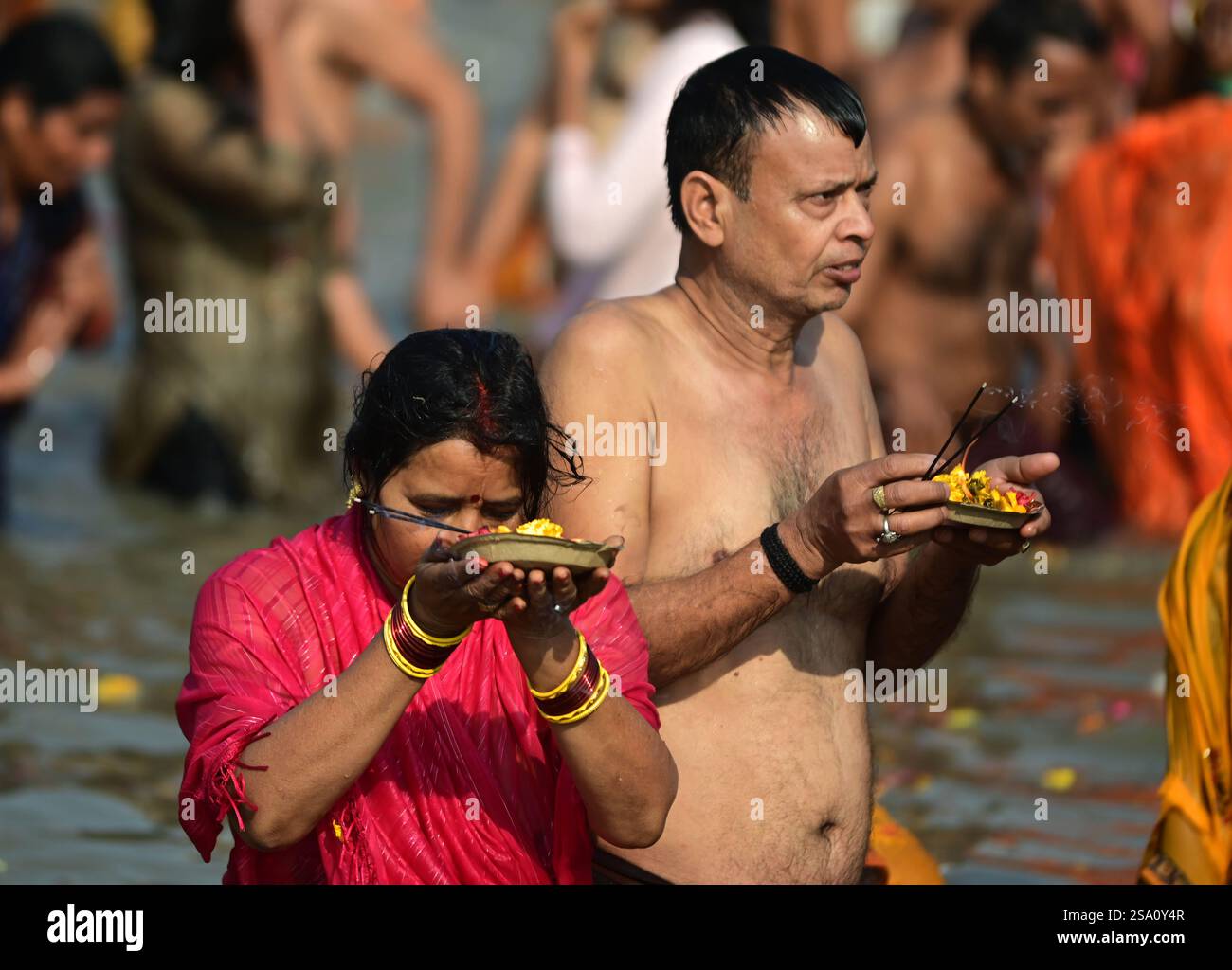 Prayagraj, Uttar Pradesh, India. 27th Jan, 2025. Prayagraj: Devotee ...