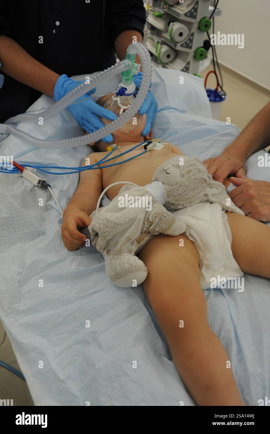 General anesthesia of a child in the operating room Stock Photo - Alamy