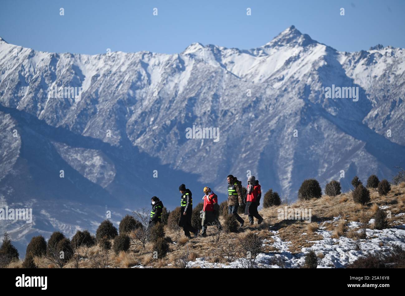 (250128) -- BEIJING, Jan. 28, 2025 (Xinhua) -- Rangers patrol on Qilian ...