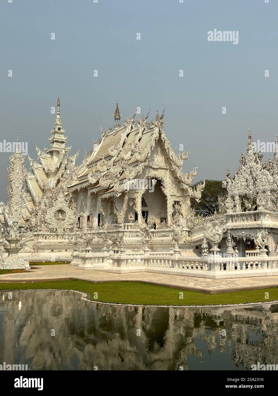 The Dazzling White Temple of Chiang Rai Stock Photo - Alamy