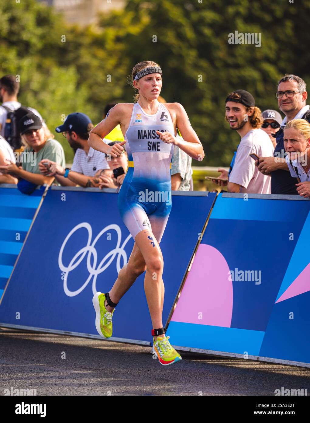 tilda-m-nsson-participating-in-the-triathlon-at-the-paris-2024-olympic