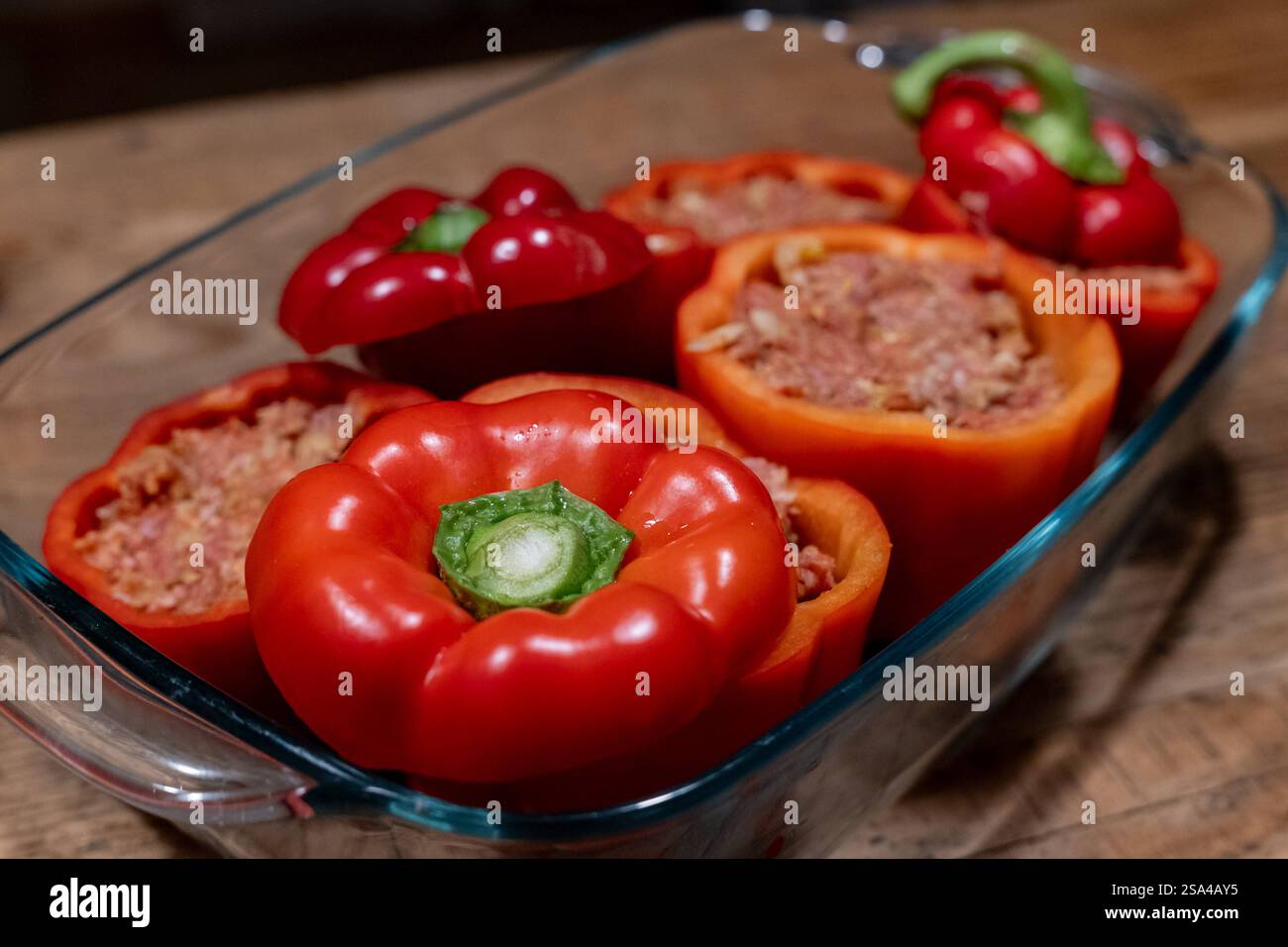 Gefüllte Paprika mit Hackfleischmischung in einer Auflaufform 28.01.25 ...
