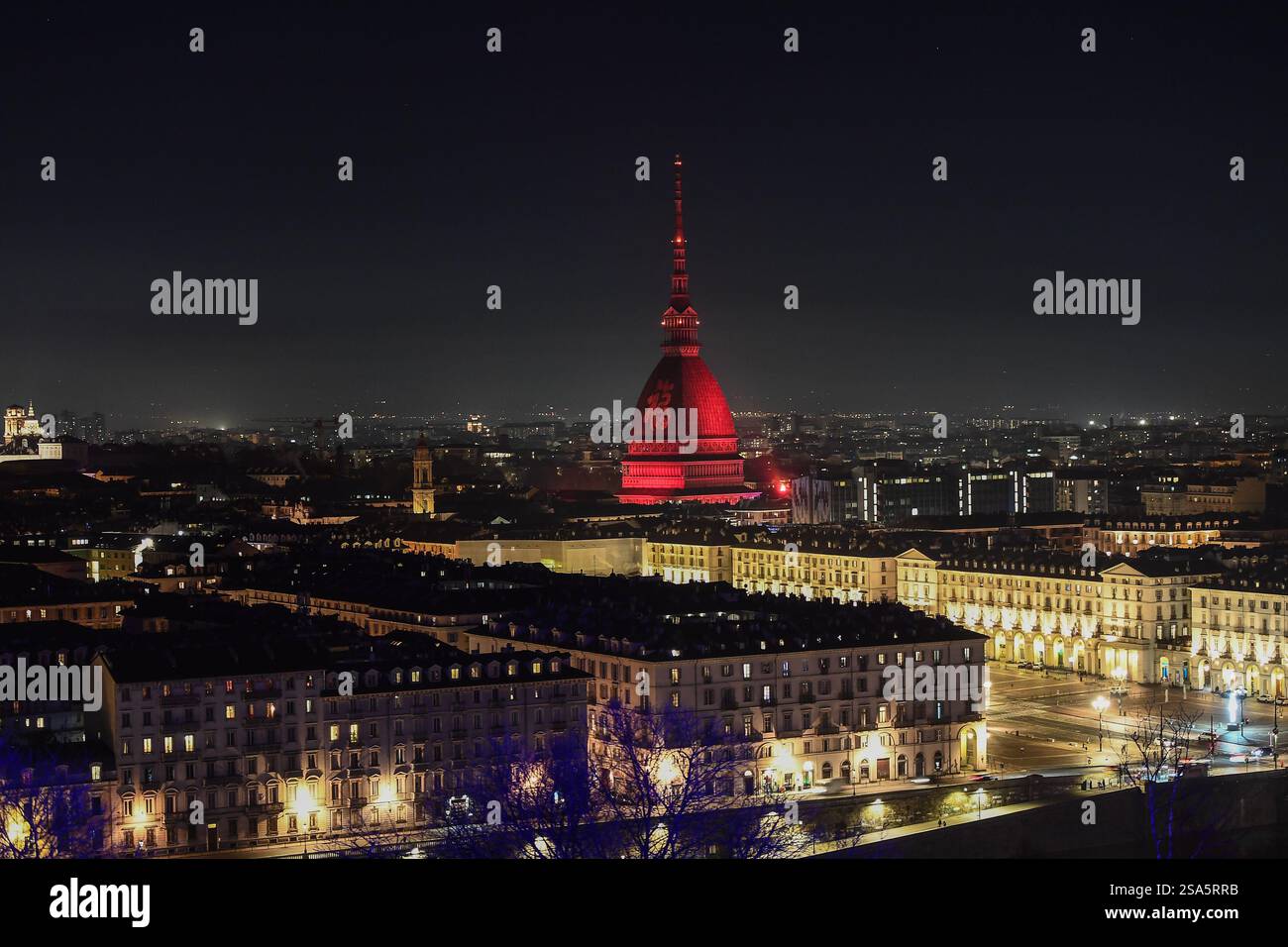 La Mole Antonella illuminata in occasione del capodanno cinese a Torino