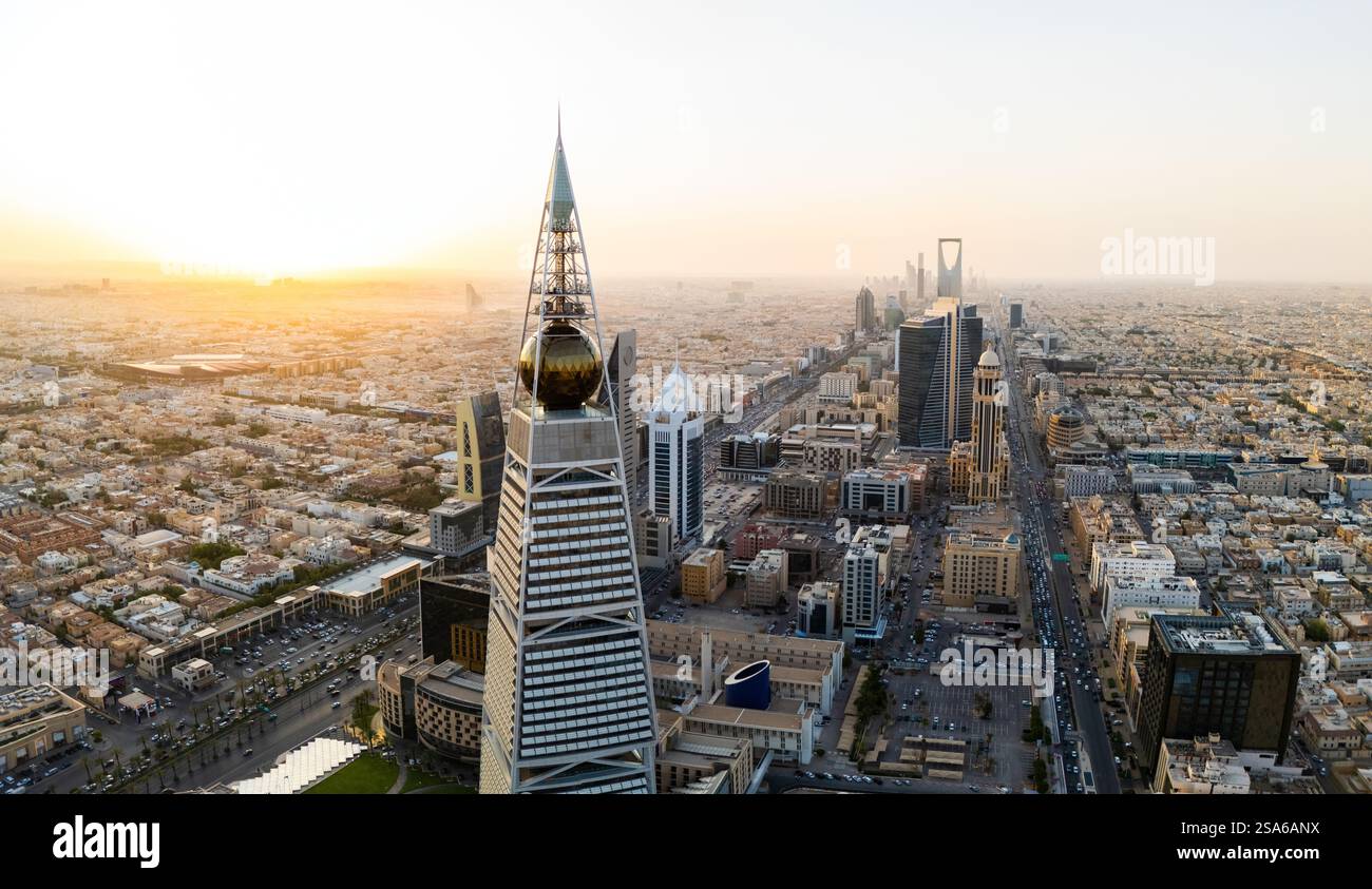 Riyadh kingdom tower center hi-res stock photography and images - Alamy