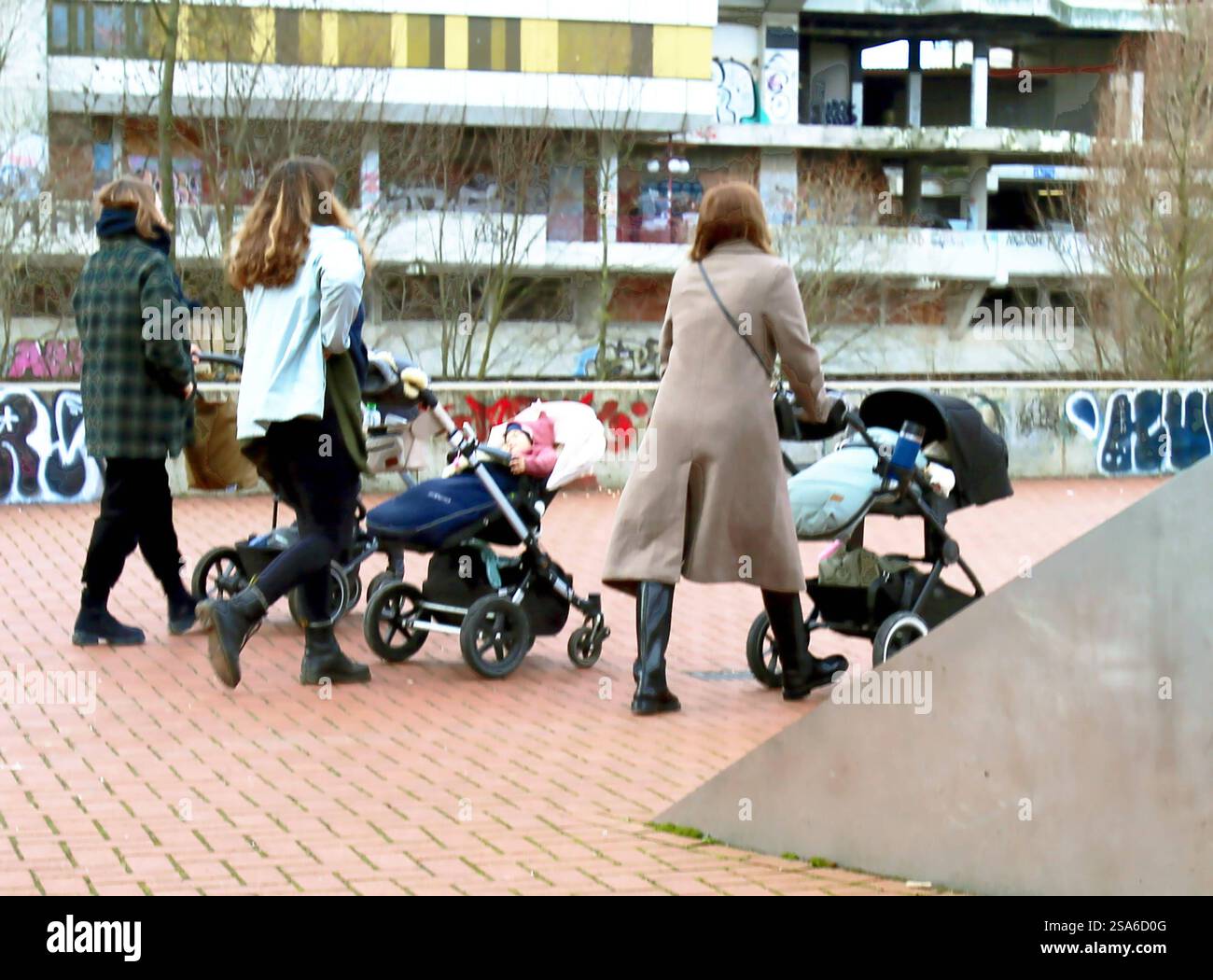 Ausl ndische Frauen Im Spaziergang Und Kinderwagen Schiebend Gesehen ausl-ndische-frauen-im-spaziergang-und-kinderwagen-schiebend-gesehen