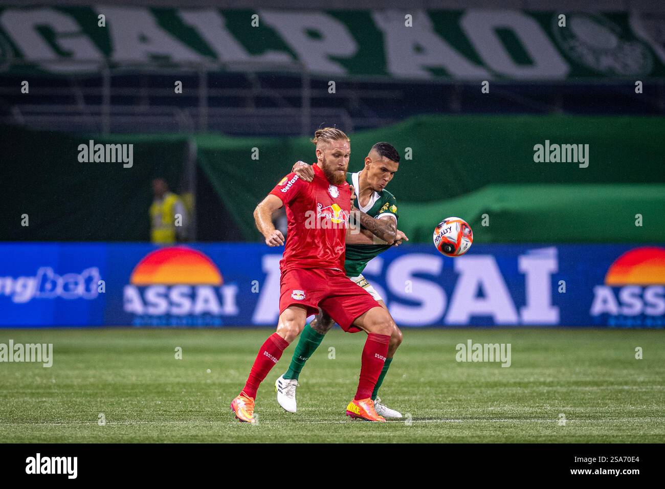 Sao Paulo, Brazil. 28th Jan, 2025. Isidro Pitta of Bragantino and Kaiky ...