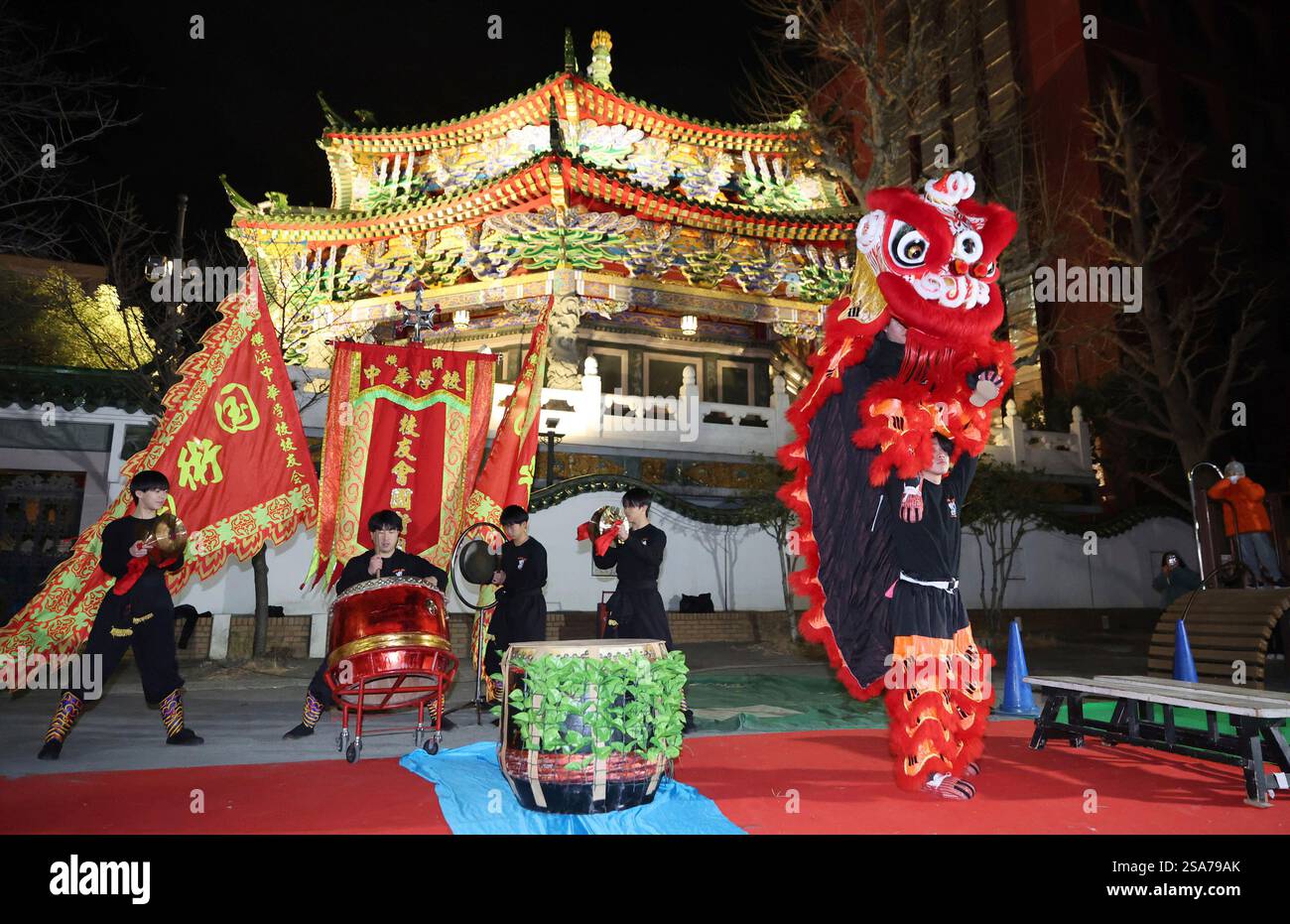 lion dancing chinese new year