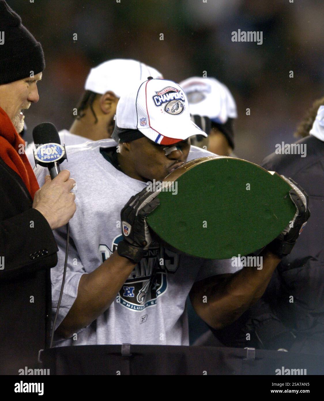 Philadelphia, United States. 23rd Jan, 2005. Philadelphia Eagles free safety Brian Dawkins kisses the George S. Halas NFC Championship trophy after 27-10 victory over the Atlanta Falcons at Lincoln Financial Field in Philadelphia, Pa. on Sunday, Jan. 23, 2005. Photo via Credit: Newscom/Alamy Live News Stock Photo