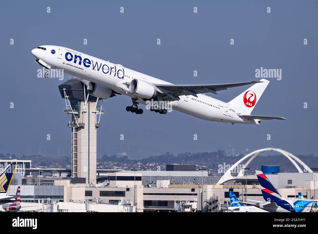 Japan airlines boeing 777 jal hi-res stock photography and images