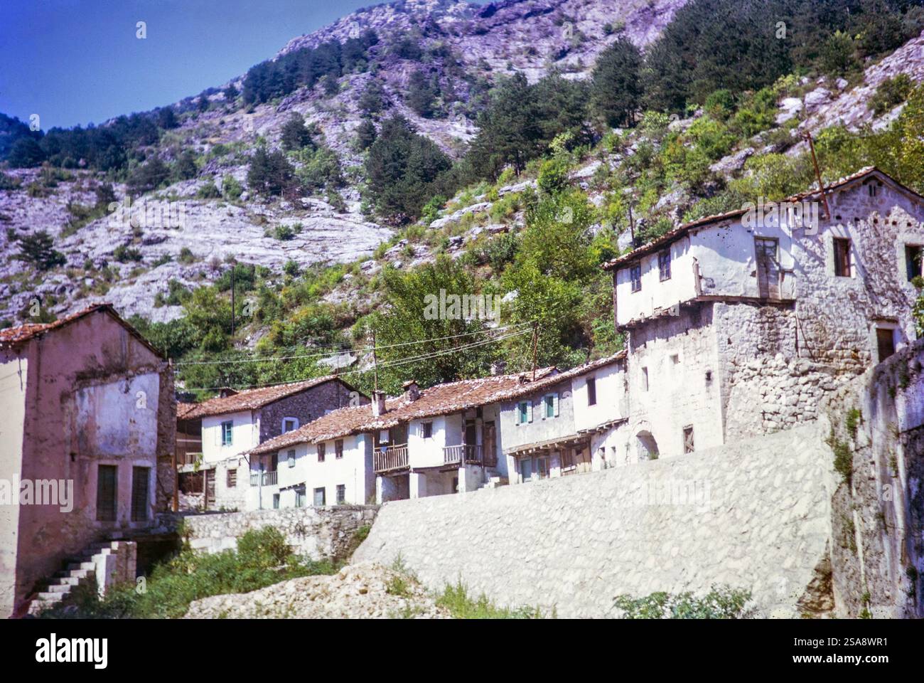 Fotosuratda jinsi shimlardagi oyoqlar