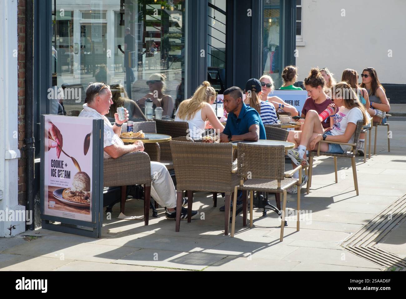 People enjoying the summer sunshine at a pavement cafe in Henley-on-Thames, Oxfordshire Stock Photo