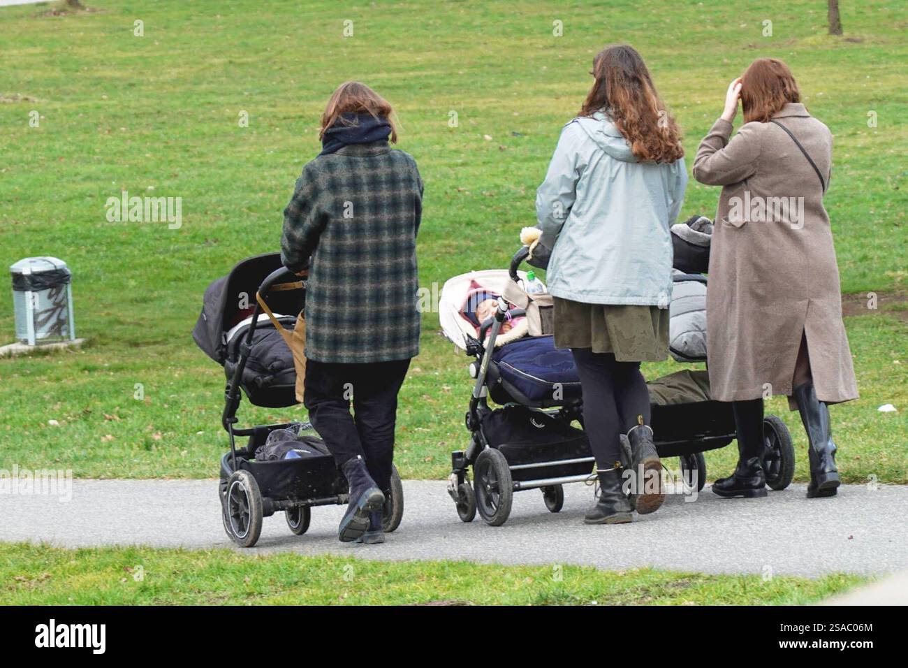 Ausl ndische Frauen Im Spaziergang Und Kinderwagen Schiebend Gesehen ausl-ndische-frauen-im-spaziergang-und-kinderwagen-schiebend-gesehen