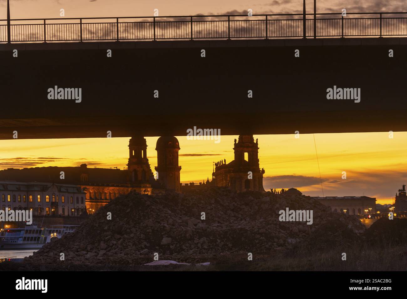 Masses of rubble at the collapsed Carola Bridge. The dimensions are ...