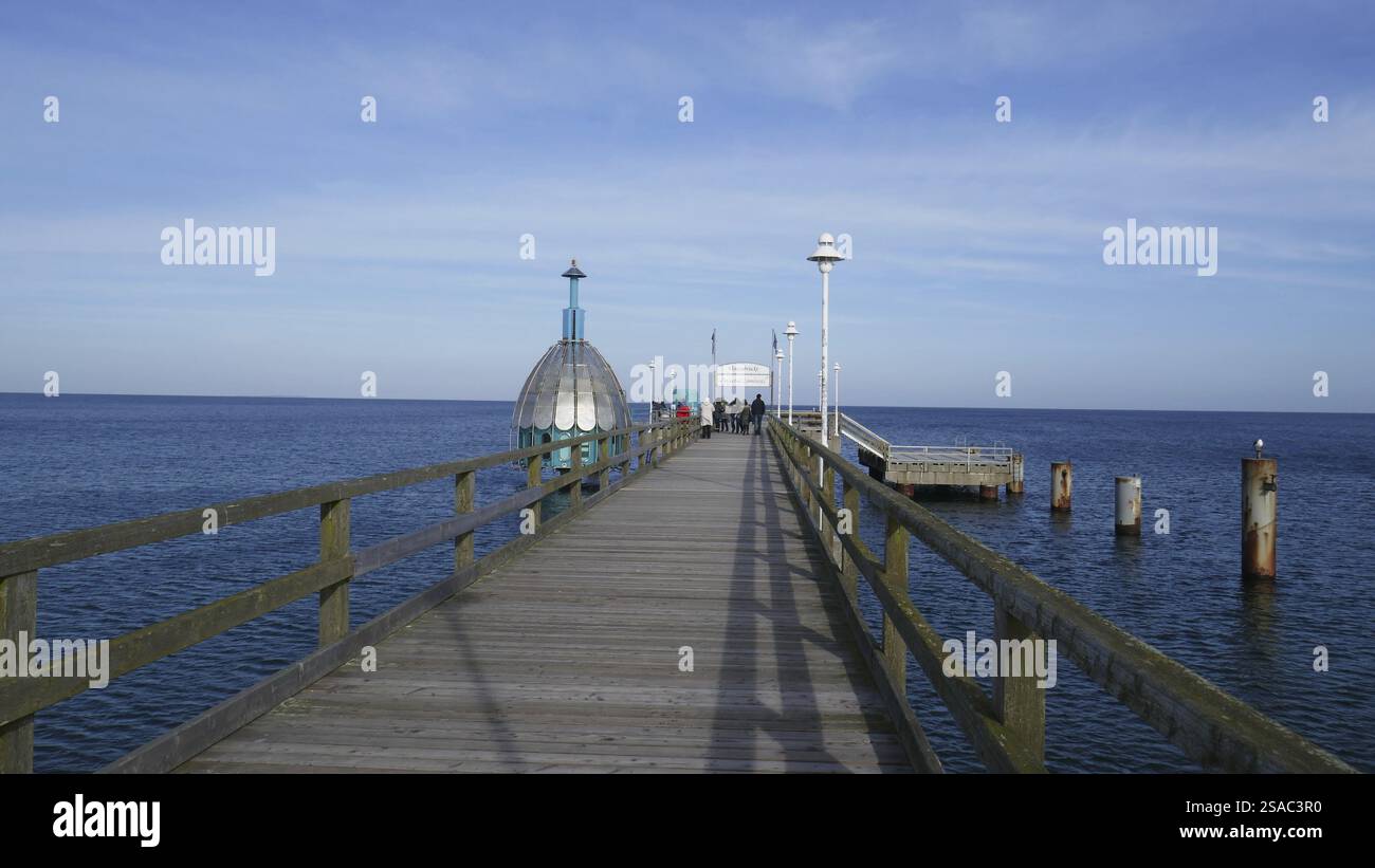 Beach with pier in zinnowitz hi-res stock photography and images - Alamy