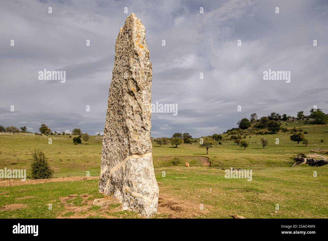 Akarte menhir, Legaire Megalithic Park, Campas de Legaire, Álava ...