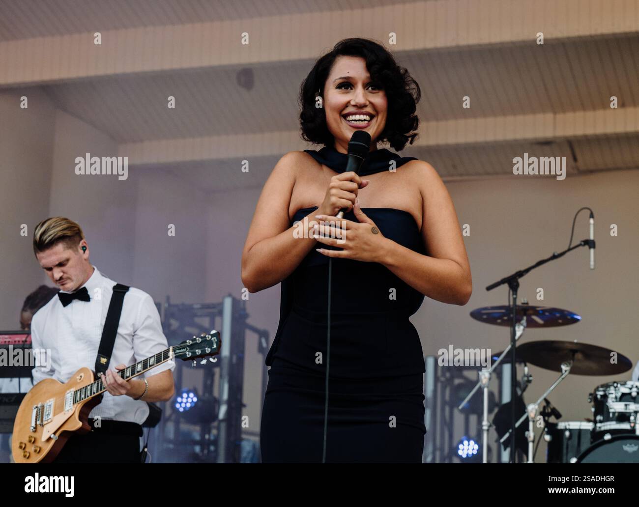 Singer Raye Bio Chicago, Illinois, United States - August 1st, 2024: British singer ...