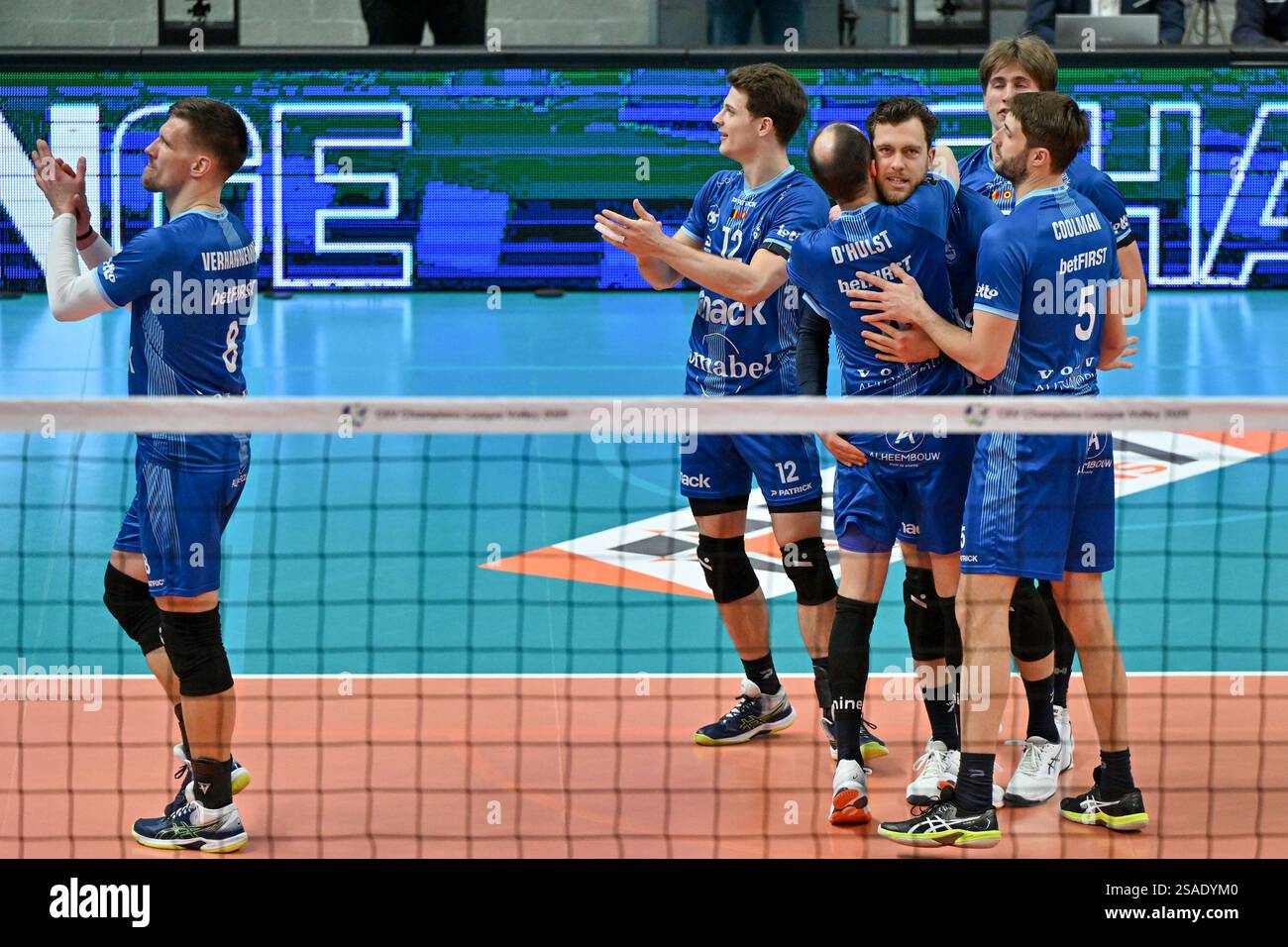 Roeselare, Belgium. 29th Jan, 2025. players of Roeselare celebrate after Seppe Van Hoyweghen (11) of Roeselare scored the setball point and qualified the team for the CEV Cup during a Volleyball game between Knack Volley Roeselare and Hypo Tirol Innsbruck, in the 6 th game in pool C in the league phase of the CEV Champions League of the 2024-2025 season, on January 29, 2025 in ROESELARE, Belgium. (Photo by David Catry/Isosport) Credit: sportpix/Alamy Live News Stock Photo