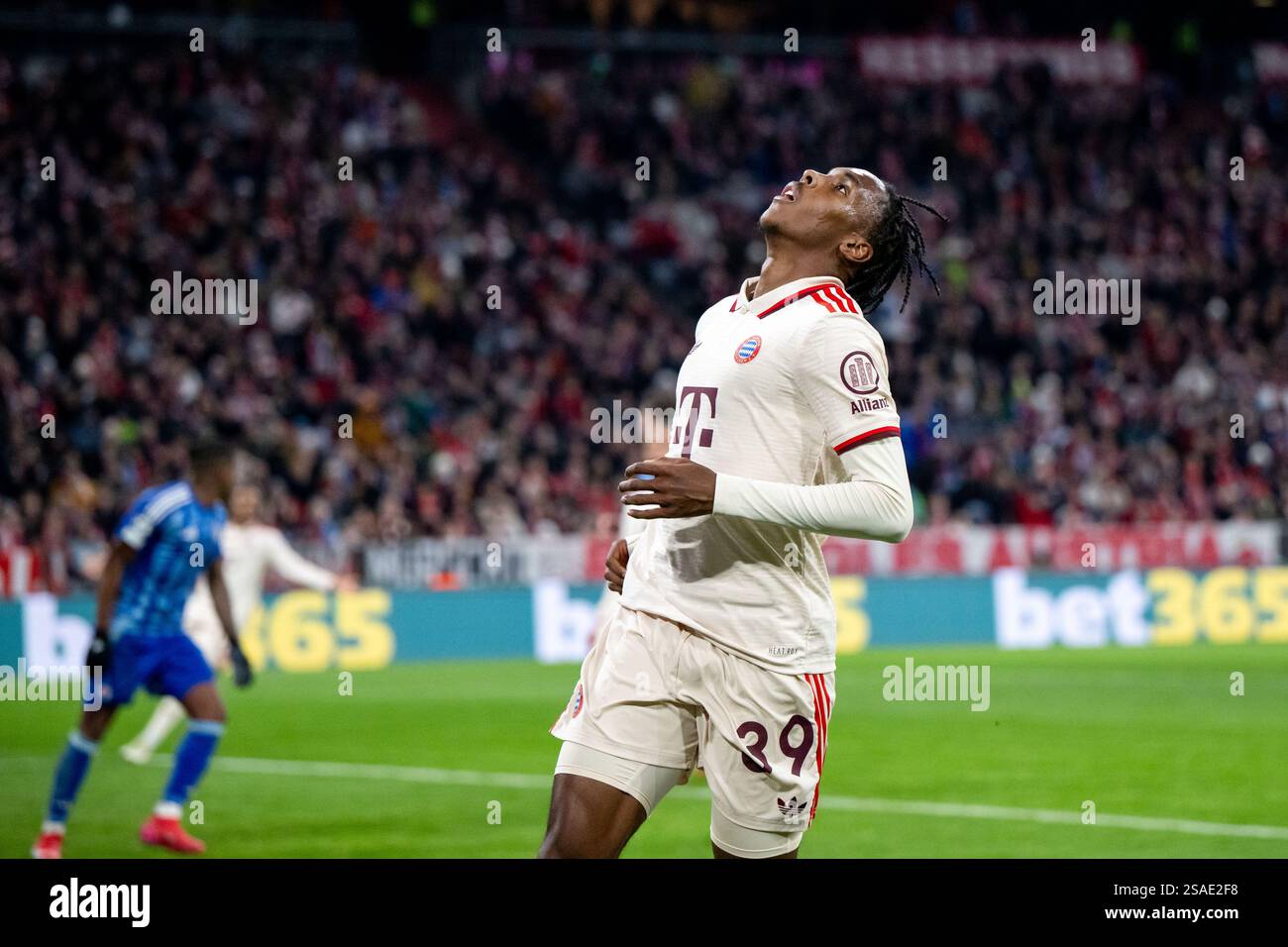 Mathys Tel (FC Bayern Muenchen, #39) aergert sich ueber eine vergebene ...