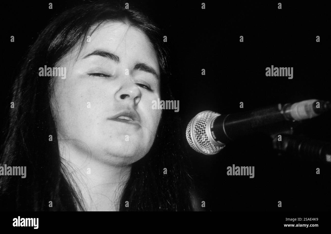 DELGADOS, READING FESTIVAL, 1998: Emma Pollock of Scottish band The ...