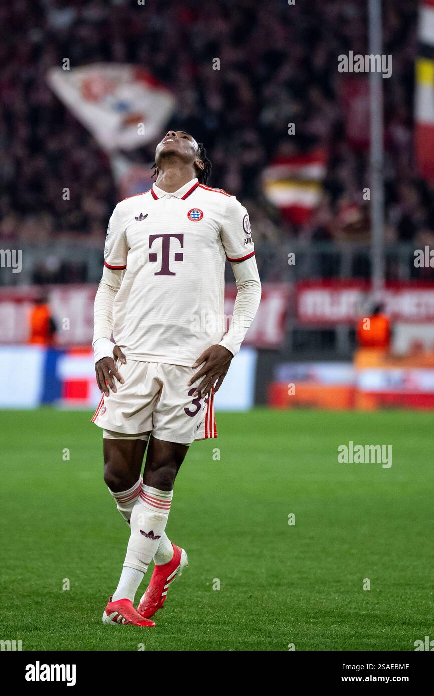Mathys Tel (FC Bayern Muenchen, #39) aergert sich ueber eine vergebene ...