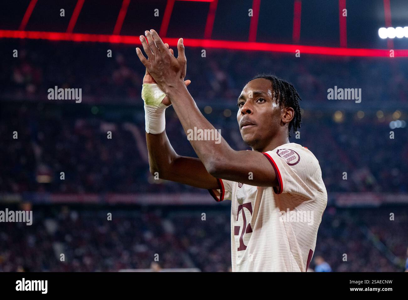 Mathys Tel (FC Bayern Muenchen, #39) wird ausgewechselt und bedankt ...