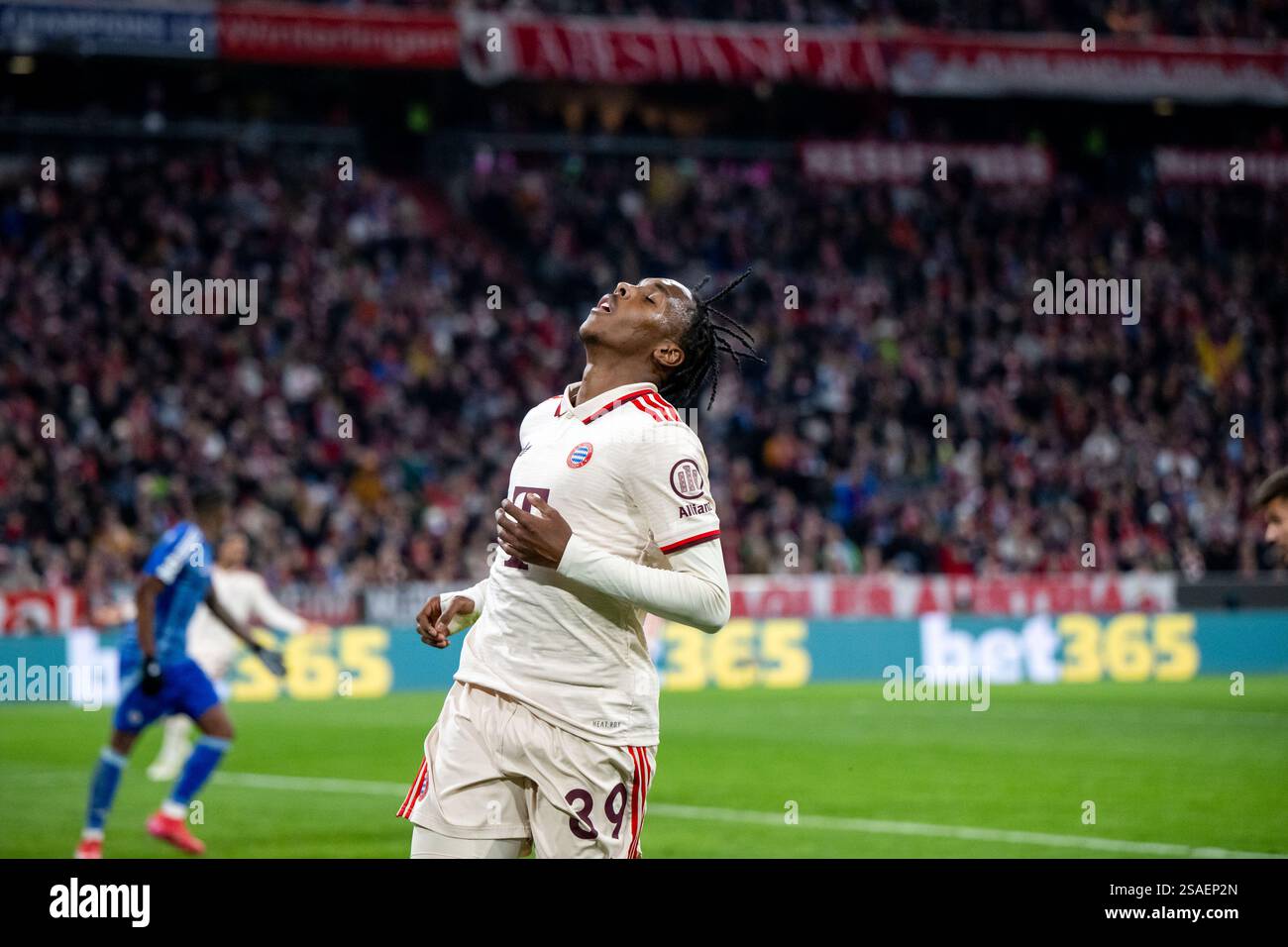 Mathys Tel (FC Bayern Muenchen, #39) aergert sich ueber eine vergebene ...