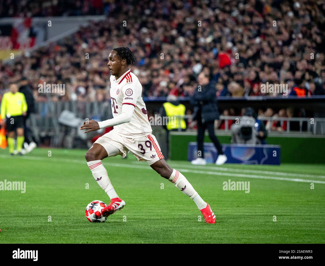 Mathys Tel (FC Bayern Muenchen, #39) am Ball, GER, FC Bayern Muenchen ...