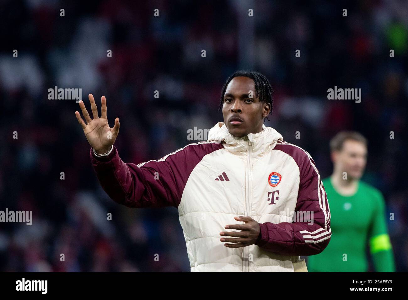 Mathys Tel (FC Bayern Muenchen, #39) bedankt sich nach dem Spiel bei ...