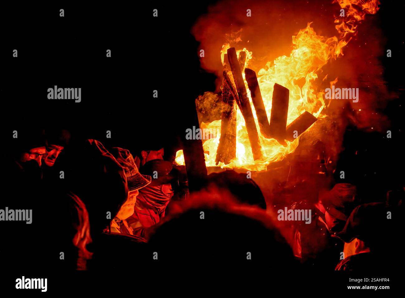 Burghead Moray Scotland  faces gathered around the fiercely burning clavie Stock Photo