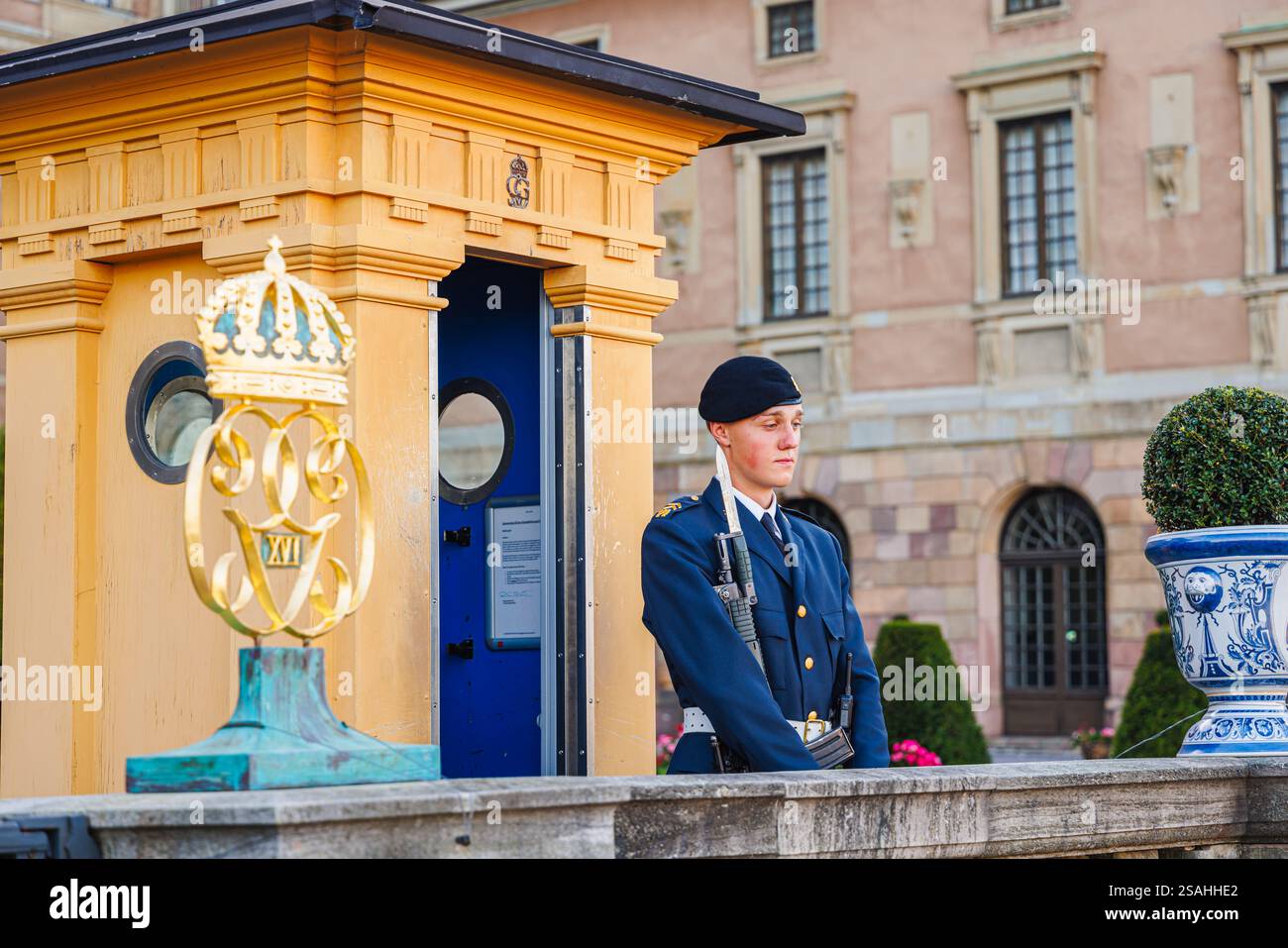 Ceremonial guardsman standing to attention outside Stockholm Palace (Royal Palace) in Stadsholmen in Gamla stan Old Town, Stockholm, capital of Sweden Stock Photo