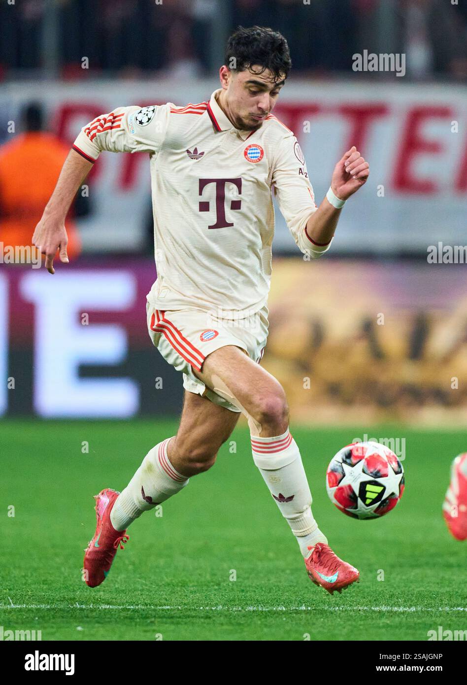 Aleksandar Pavlovic, FCB 45 in the League Phase MD8 match FC BAYERN ...