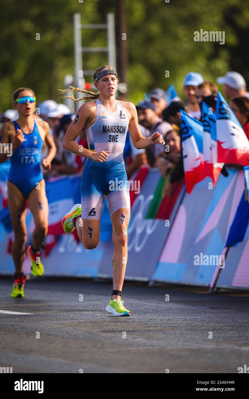 tilda-m-nsson-participating-in-the-triathlon-at-the-paris-2024-olympic