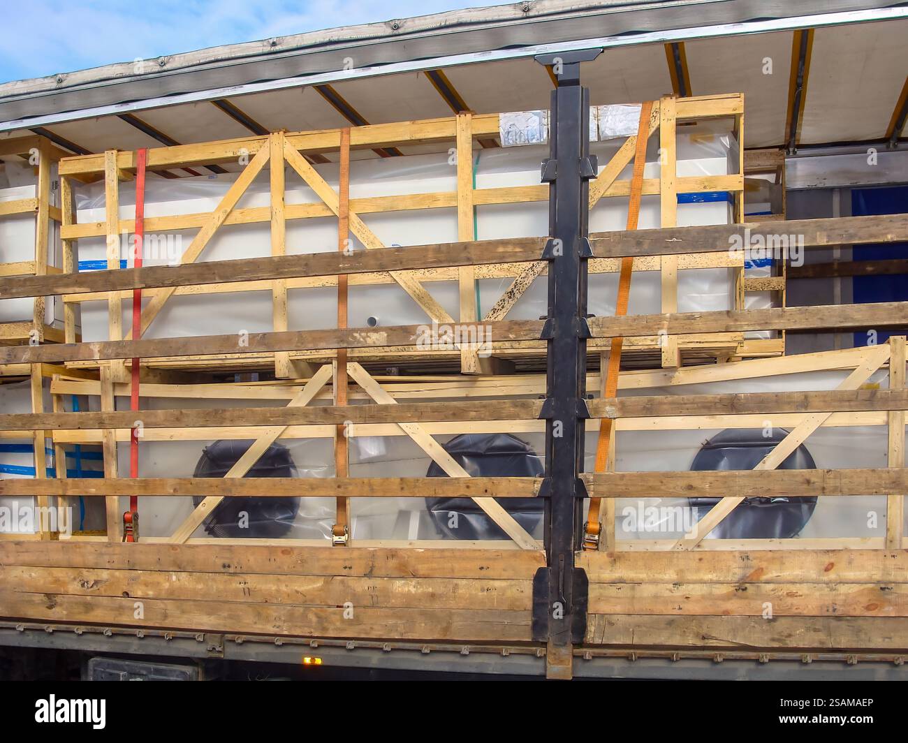 Crated for freight shipment hi-res stock photography and images - Alamy