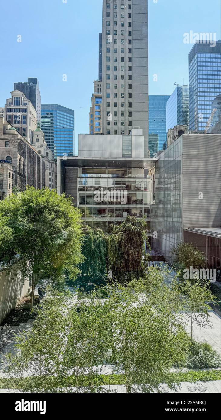 Moma Tech Building Espacio de diseño de arquitectura hi-res stock photography and images ...