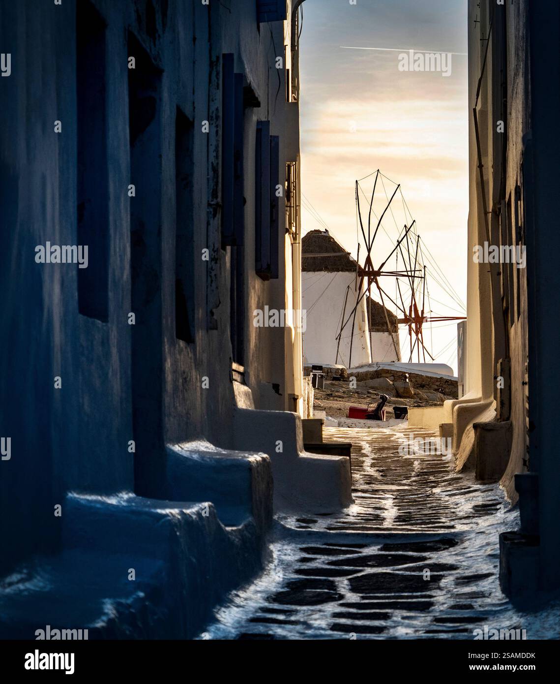 Narrow cobblestone street wind hi-res stock photography and images - Alamy
