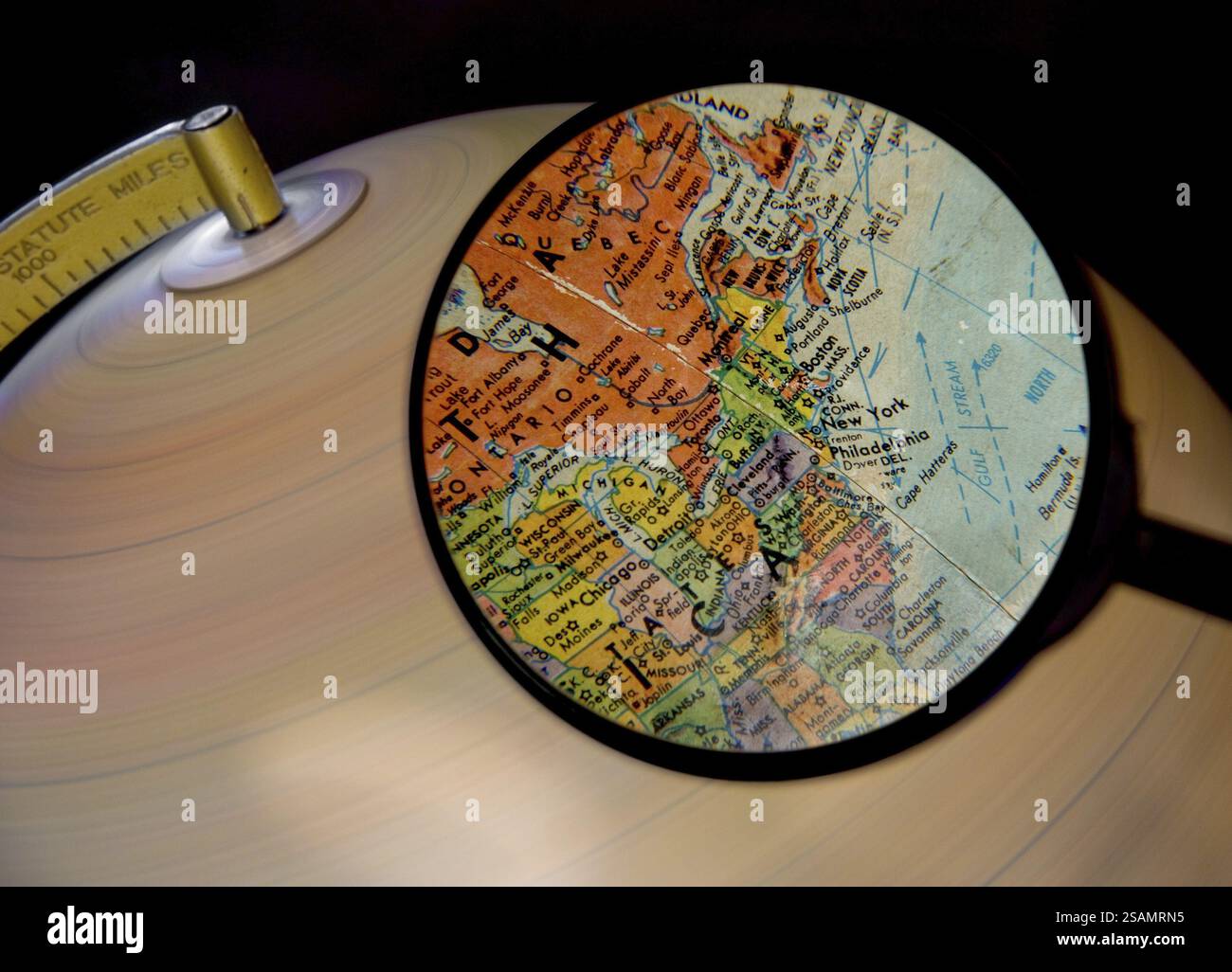 Spinning globe map hi-res stock photography and images - Alamy