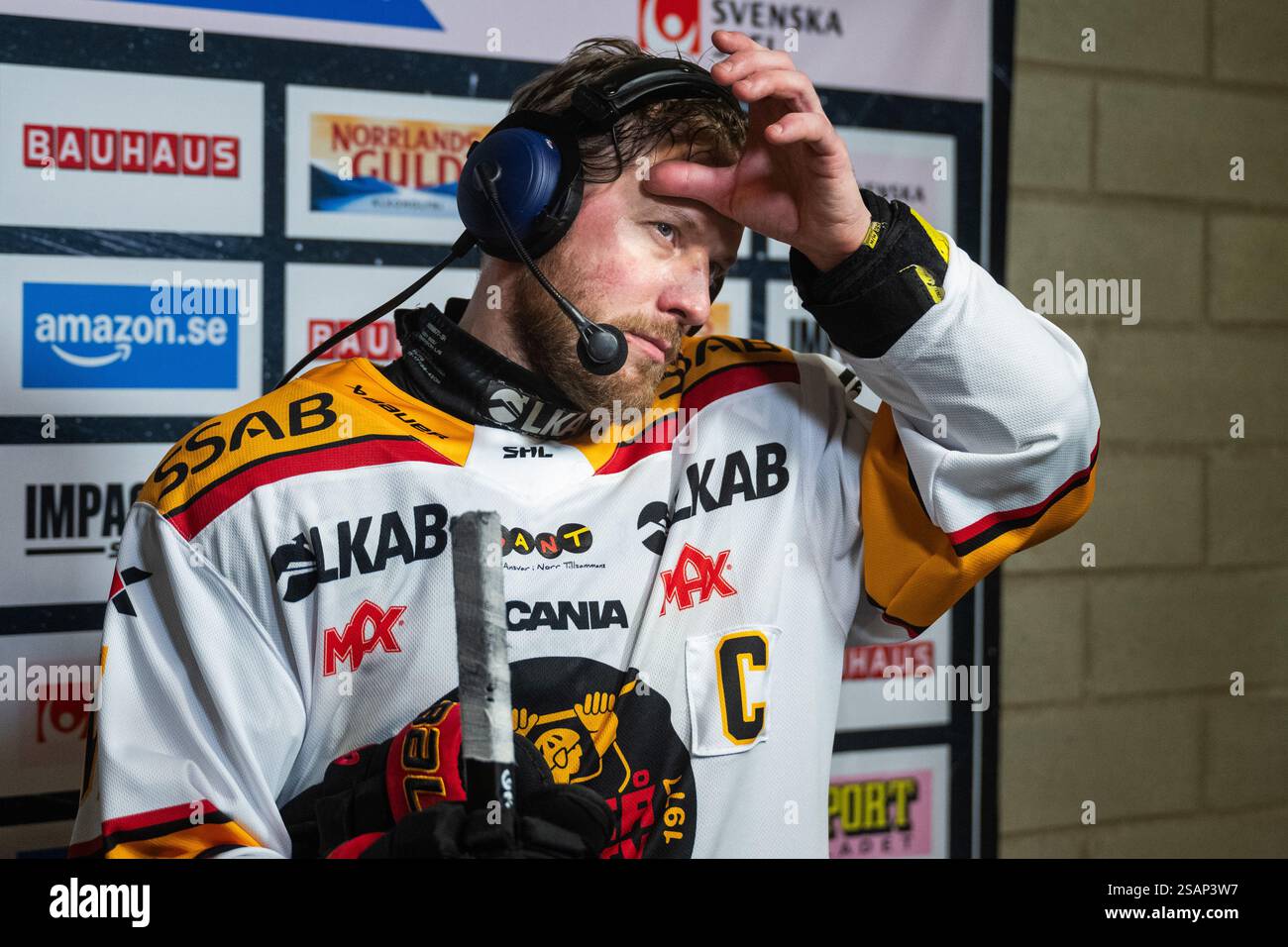Linus Omark 250130 Luleås Linus Omark deppar och intervjuas efter ishockeymatchen i ...