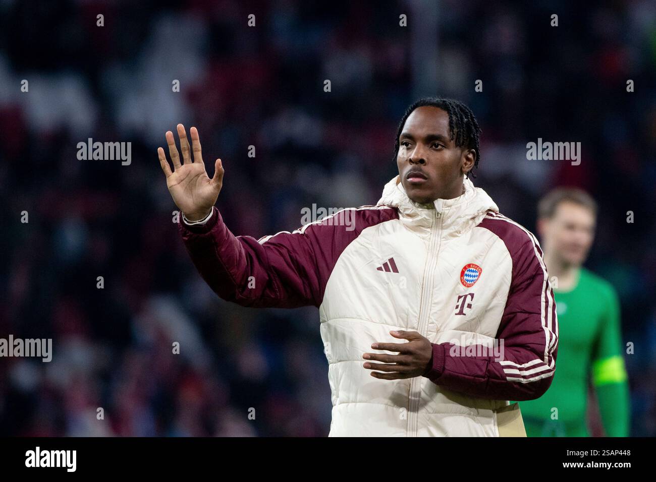 Mathys Tel (FC Bayern Muenchen, #39) bedankt sich nach dem Spiel bei ...