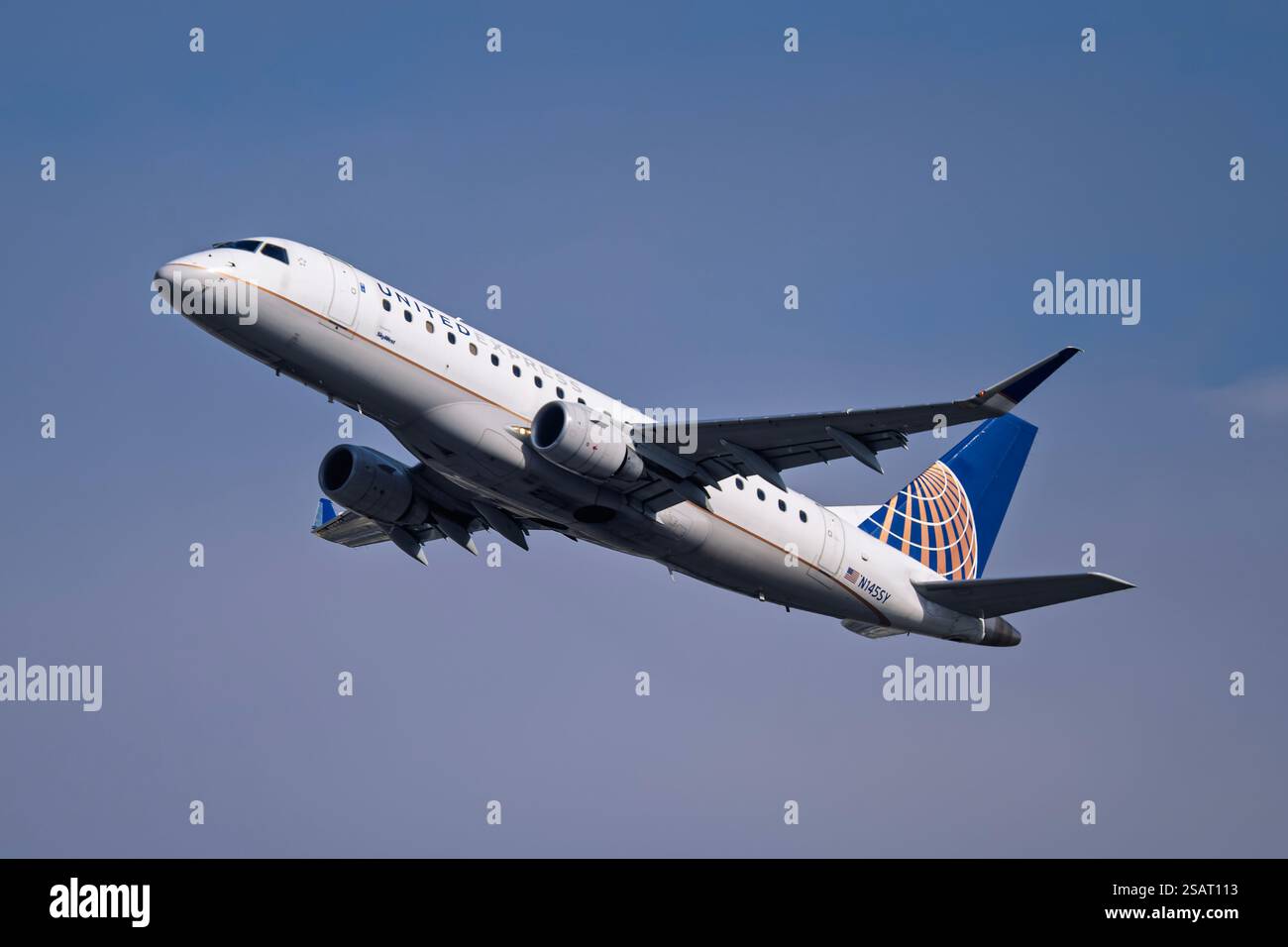 Embraer 175 united hi-res stock photography and images - Alamy