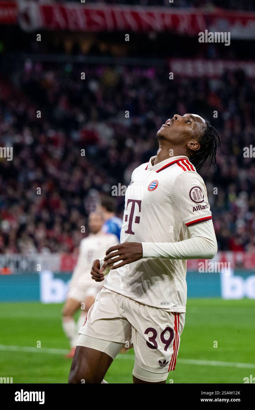 Mathys Tel (FC Bayern Muenchen, #39) aergert sich ueber eine vergebene ...