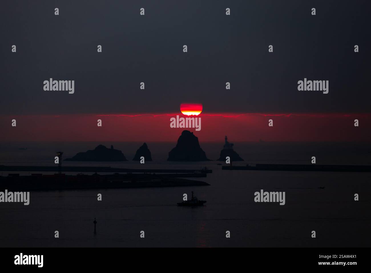 Sun behind horizon sunrise hi-res stock photography and images - Alamy