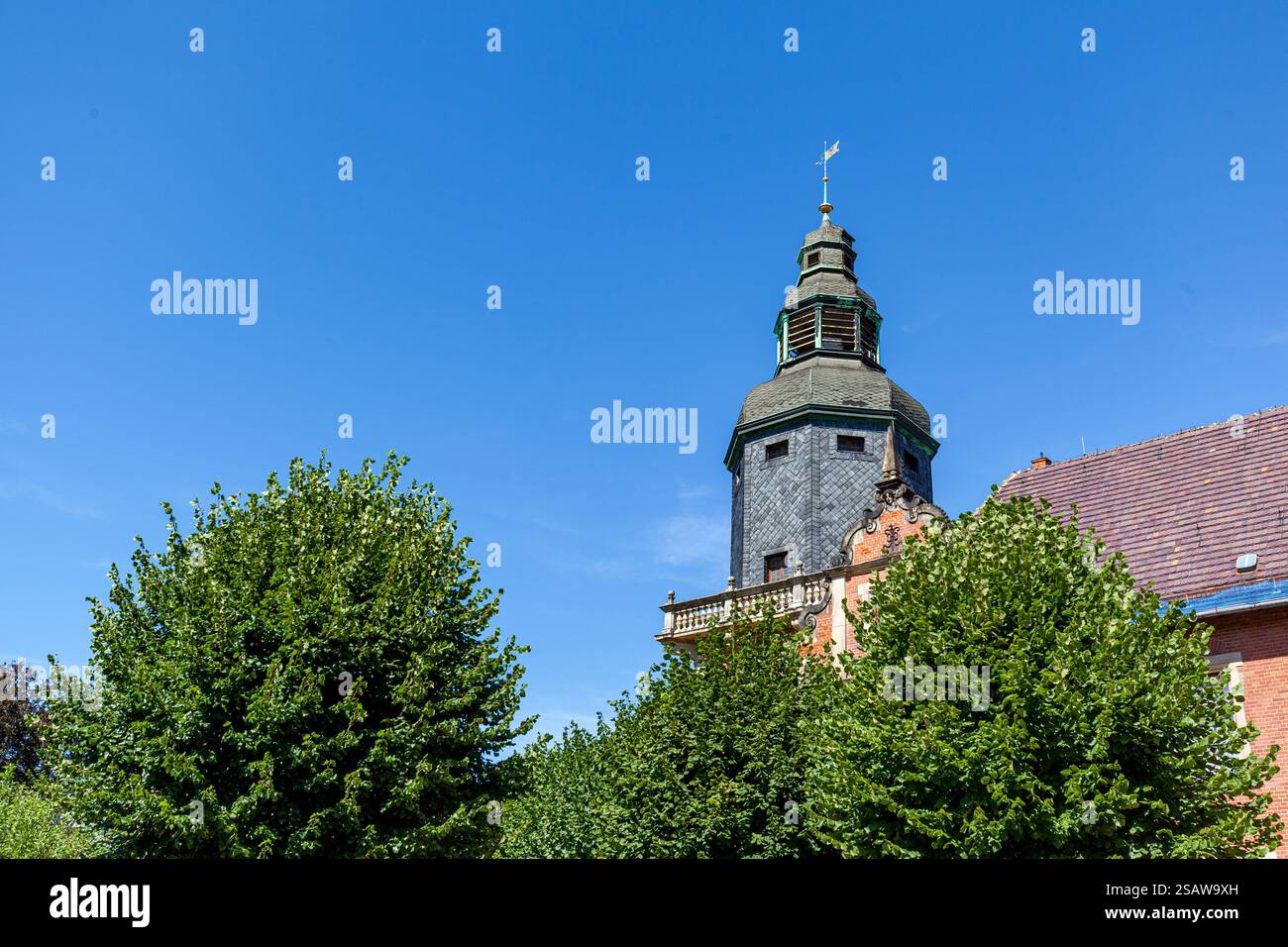 Haus mit turm hi-res stock photography and images - Alamy