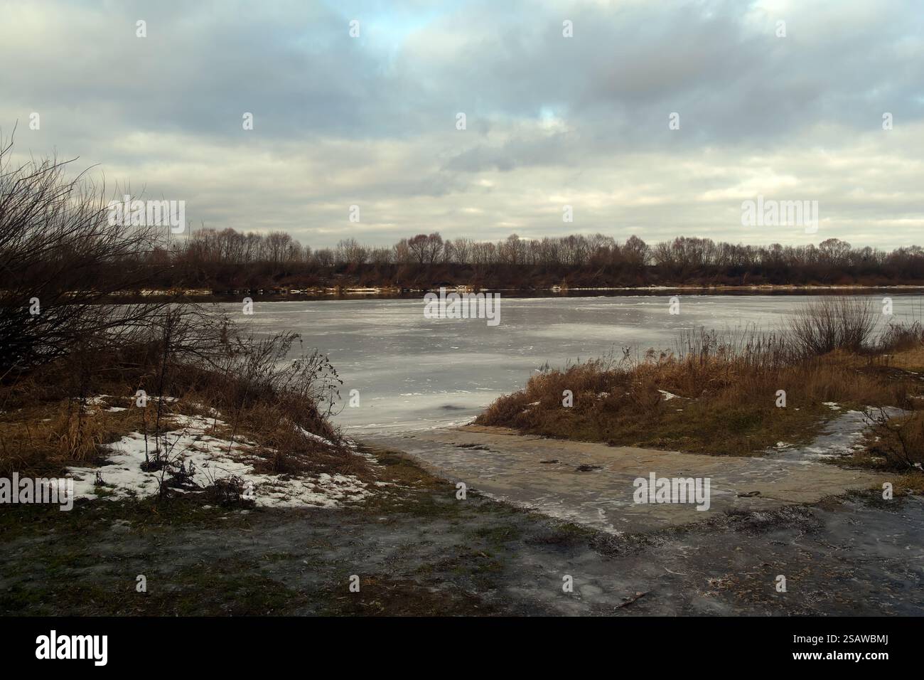 Wind snow on frozen river hi-res stock photography and images - Alamy