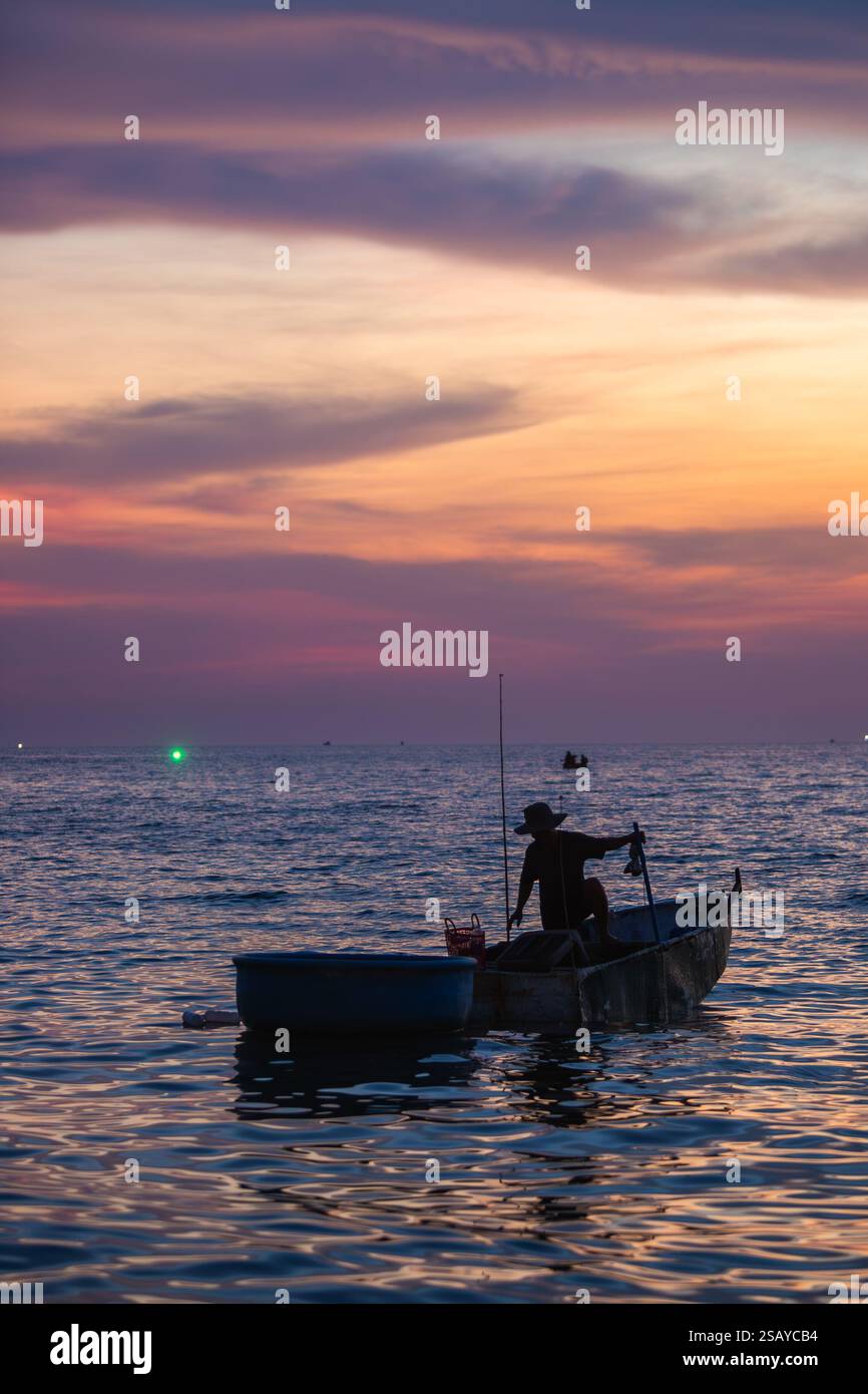 Silhouette small fishing boat hi-res stock photography and images - Alamy