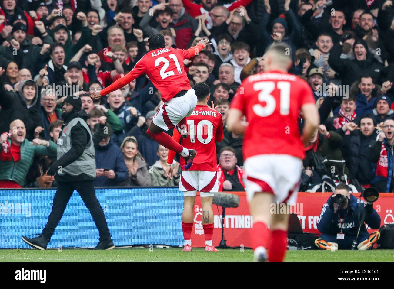 Serge Aurier #24 of Nottingham Forest gewinnt den Ball während des