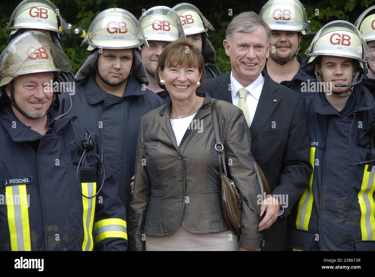 Eva Luise und Horst Köhler mit Bielefelder Feuerwehrmännern 08/08 thg ...