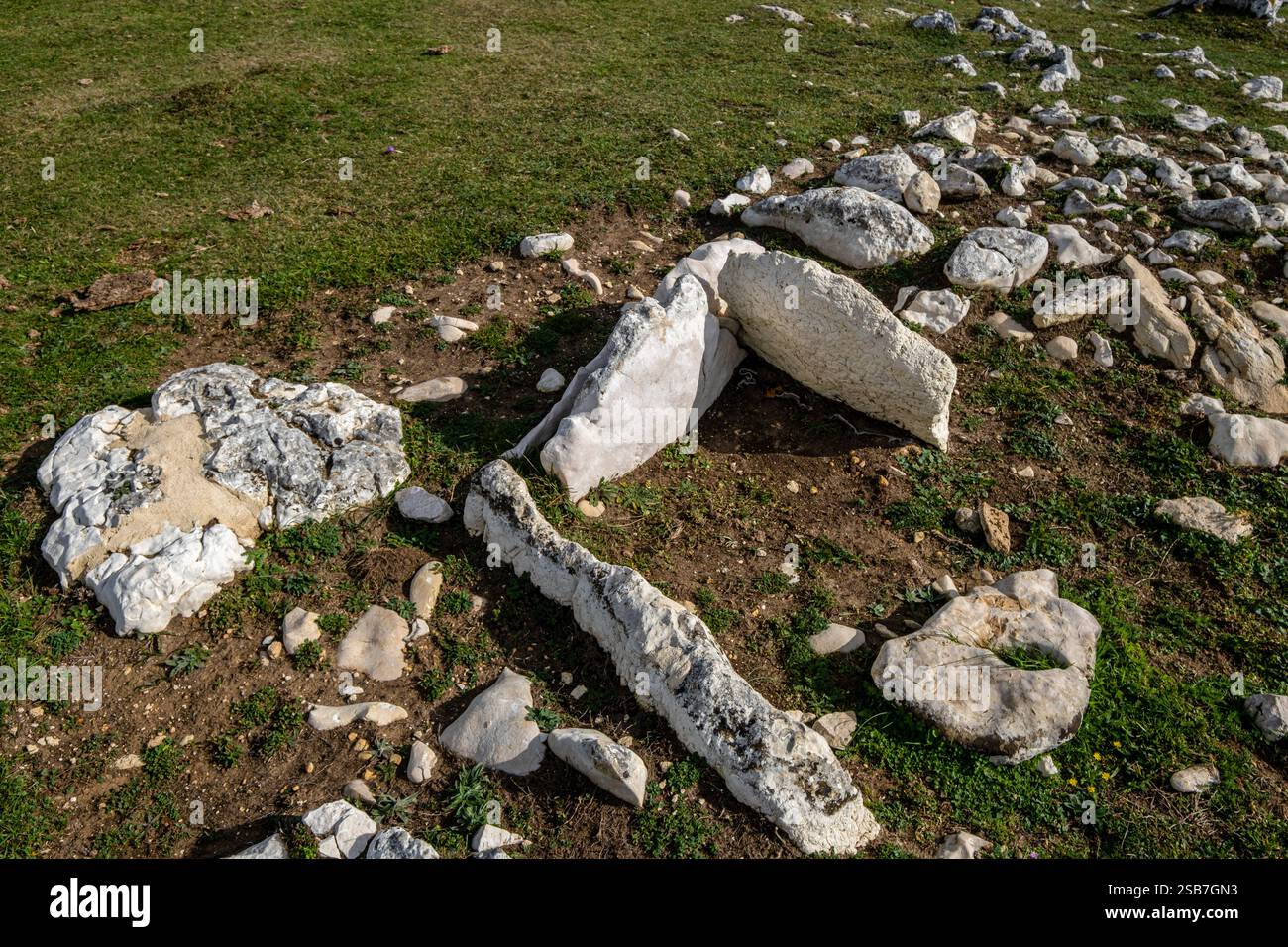Arrizazen Cista, Legaire Megalithic Park, Campas de Legaire, Álava ...