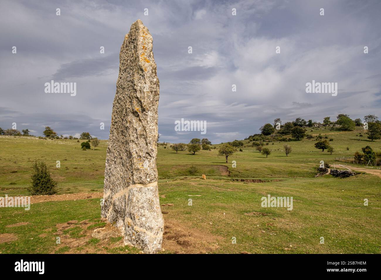 Akarte menhir, Legaire Megalithic Park, Campas de Legaire, Álava ...