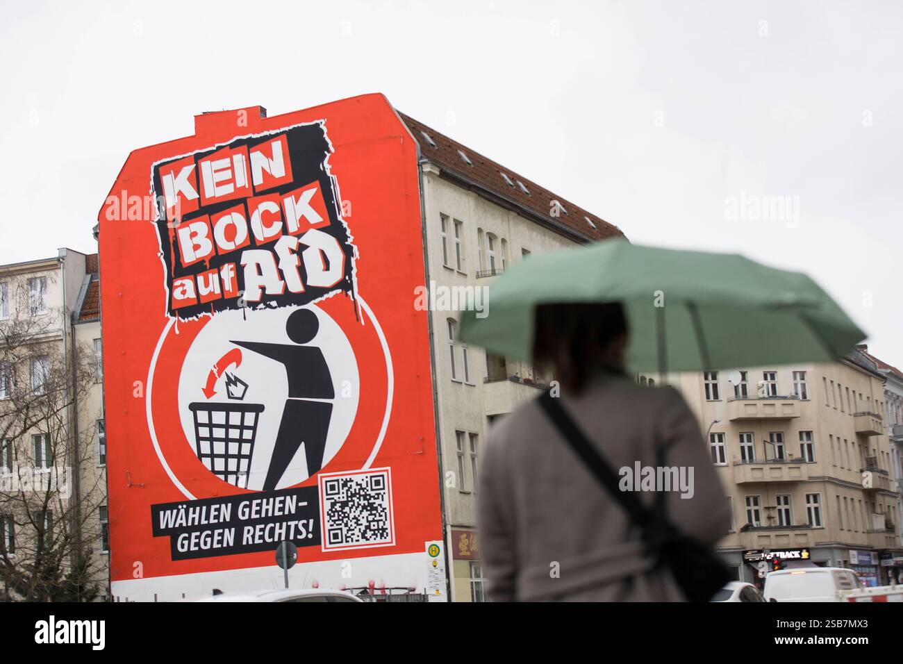 Kein Bock auf AfD , Wandbild in Neukölln, Berlin, 01.02.2025 Kein Bock auf AfD / Wählen gehen - gegen rechts lautet der Text eines überdimensionalen Wandbilds auf einer Hauswand an der Karl-Marx-Straße in Berlin Neukölln. Angefertigt wurde das Bild wurde von der seit 2016 bestehenden Initiative Kein Bock auf Nazis . Berlin, 01.02.2025 Berlin *** Kein Bock auf AfD , mural in Neukölln, Berlin, 01 02 2025 Kein Bock auf AfD Wählen gehen gegen rechts is the text of an oversized mural on the wall of a building on Karl Marx Straße in Berlin Neukölln The mural was created by the Kein Bock auf Nazis in Stock Photo