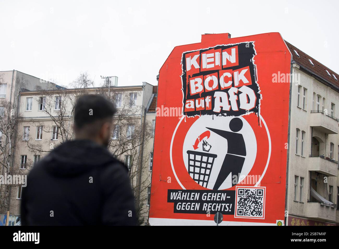 Kein Bock auf AfD , Wandbild in Neukölln, Berlin, 01.02.2025 Kein Bock auf AfD / Wählen gehen - gegen rechts lautet der Text eines überdimensionalen Wandbilds auf einer Hauswand an der Karl-Marx-Straße in Berlin Neukölln. Angefertigt wurde das Bild wurde von der seit 2016 bestehenden Initiative Kein Bock auf Nazis . Berlin, 01.02.2025 Berlin *** Kein Bock auf AfD , mural in Neukölln, Berlin, 01 02 2025 Kein Bock auf AfD Wählen gehen gegen rechts is the text of an oversized mural on the wall of a building on Karl Marx Straße in Berlin Neukölln The mural was created by the Kein Bock auf Nazis in Stock Photo
